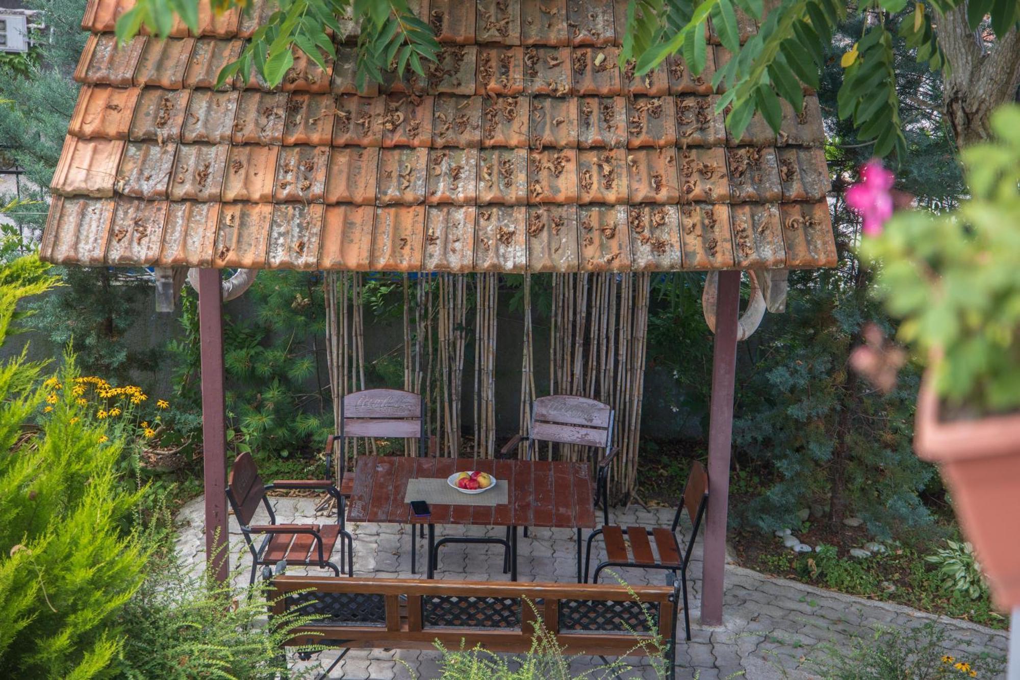 Pavillion Guest House Batumi Exterior foto